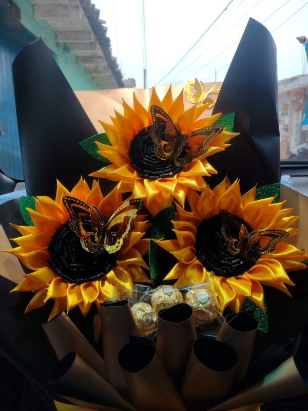 ramo de tres girasoles con dulces incluidos